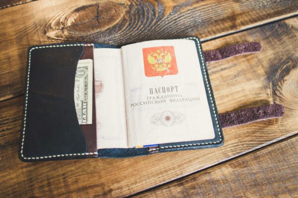 Кожаная обложка для паспорта на ремешках