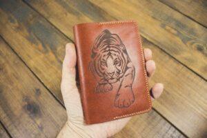 Обложка на паспорт с гравировкой «Тигр»