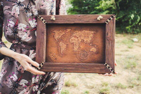 Картина на коже Карта Мира в деревянной рамке