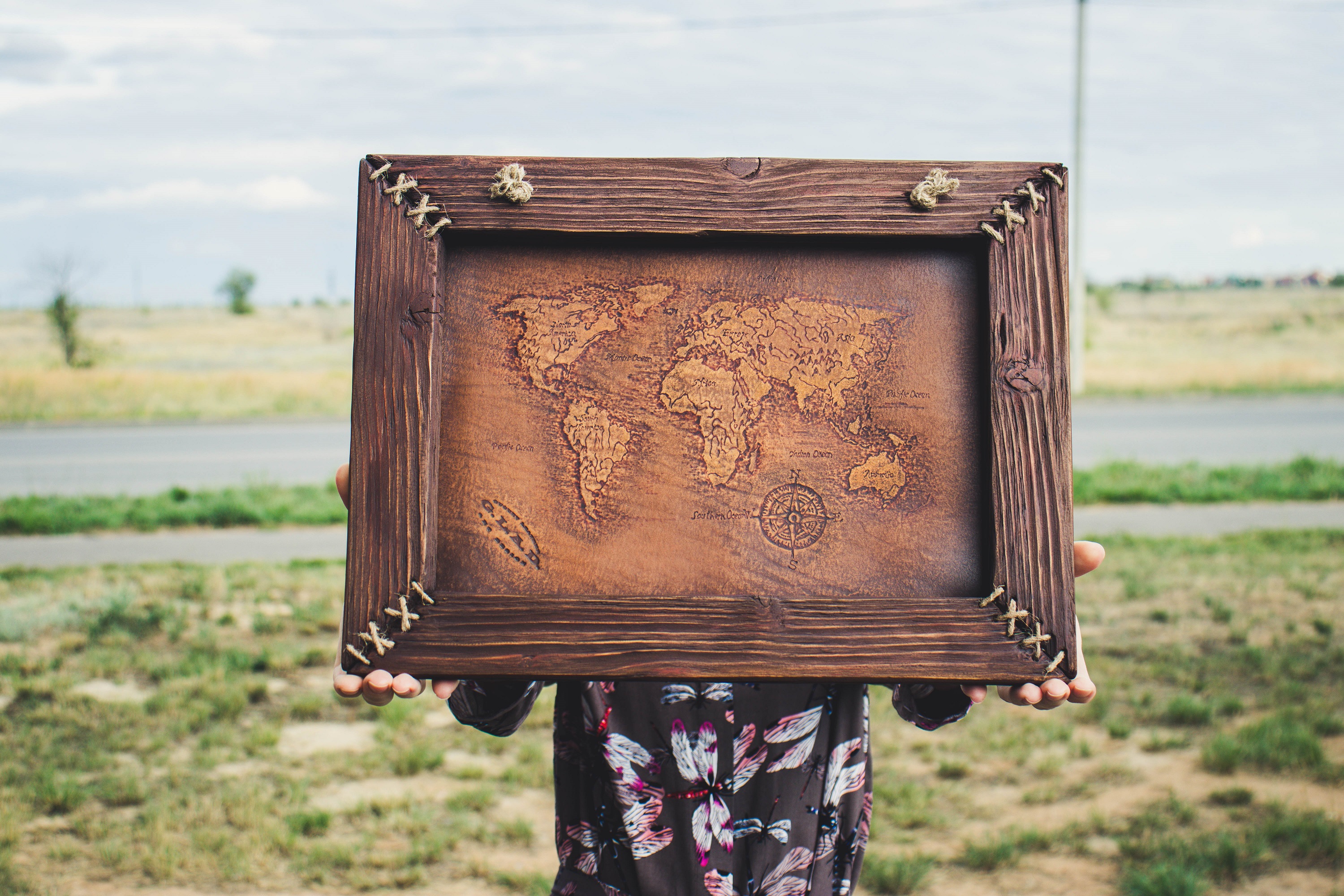 Картина на коже Карта Мира в деревянной рамке