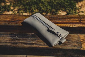 Ключница на молнии из серой кожи