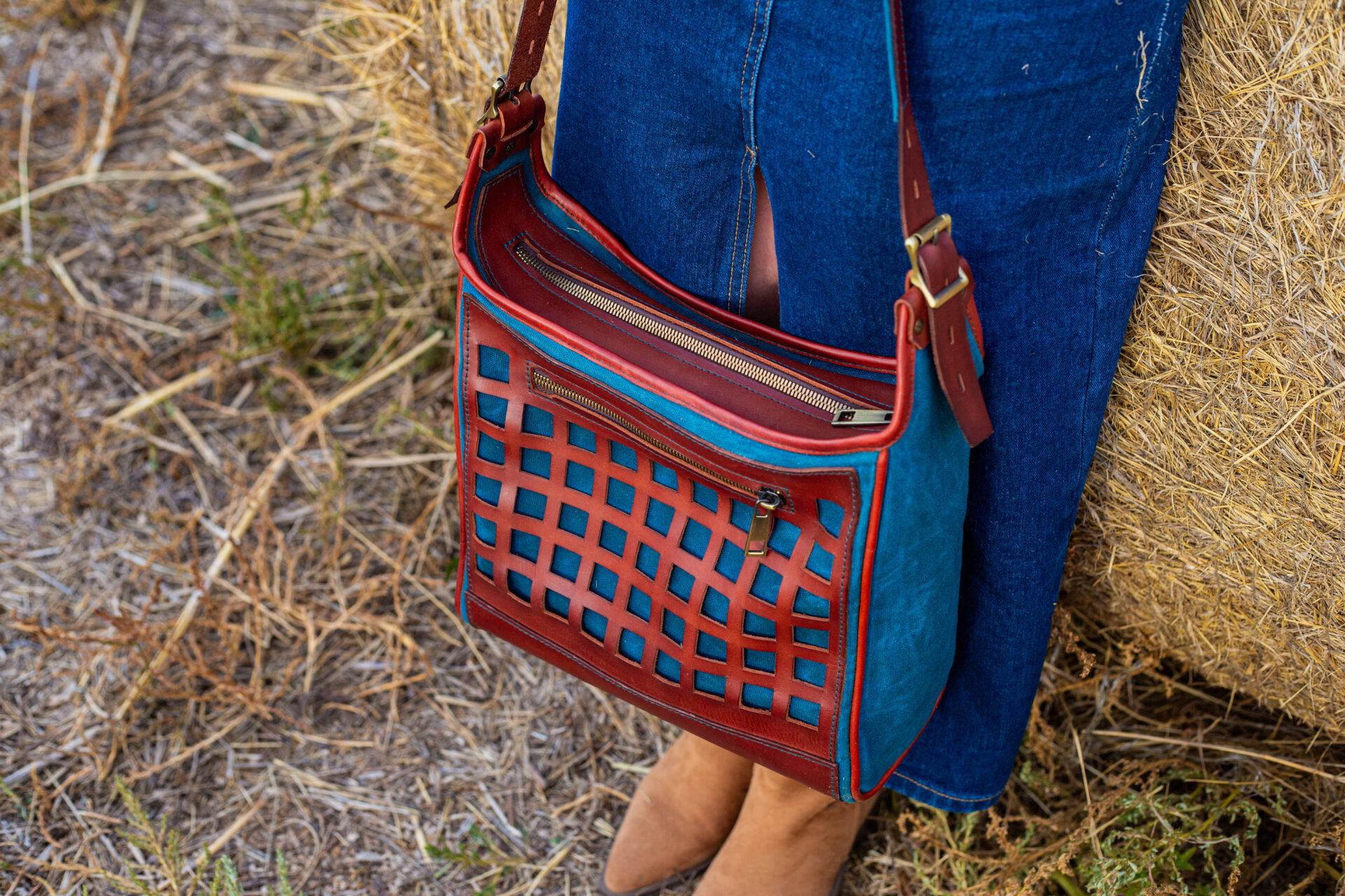 Сумка на плечо из кожи и канваса "Морская волна" Сумка на плечо из кожи и канваса «Морская волна»