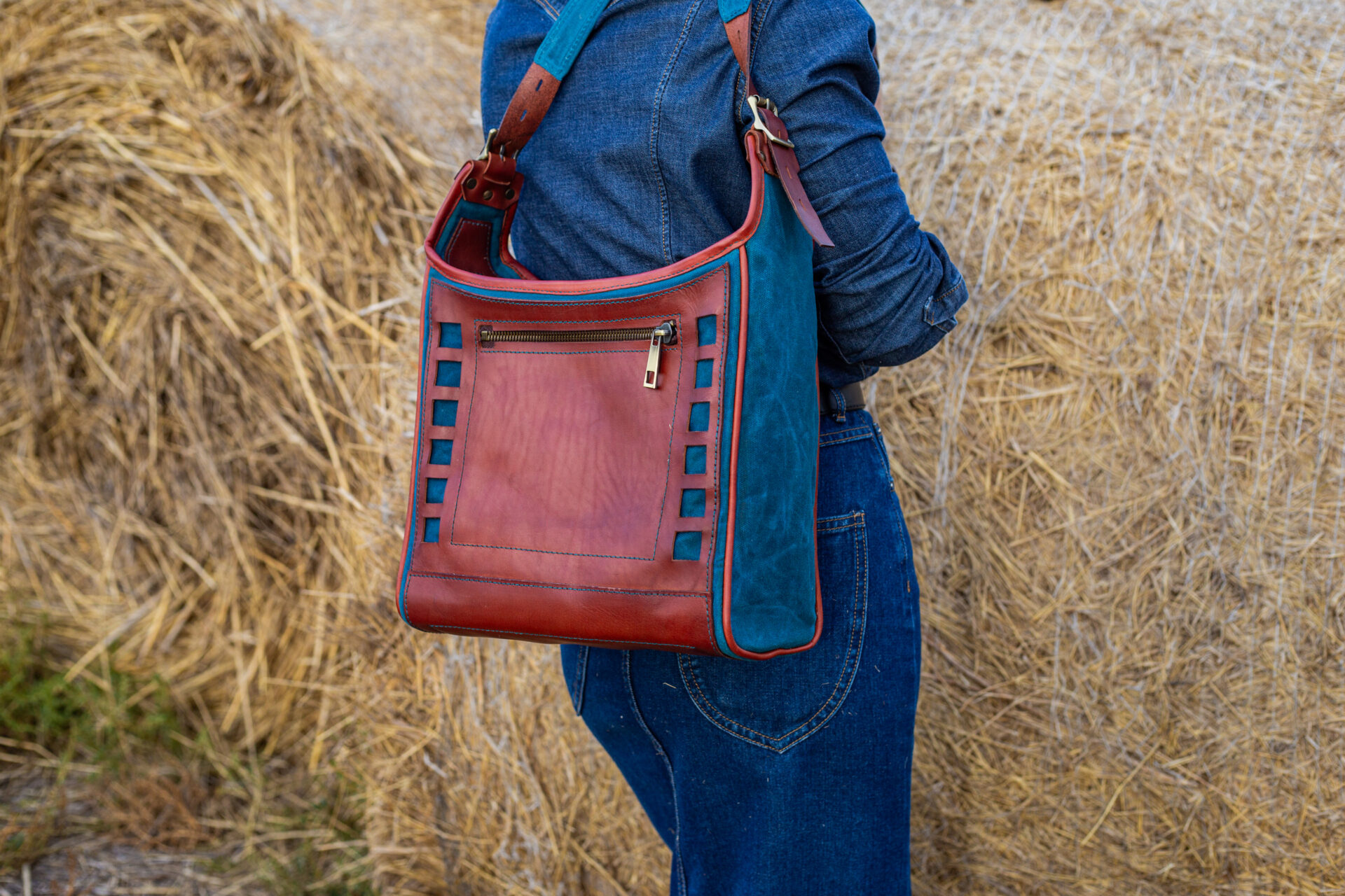 Сумка на плечо из кожи и канваса "Морская волна" Сумка на плечо из кожи и канваса «Морская волна»