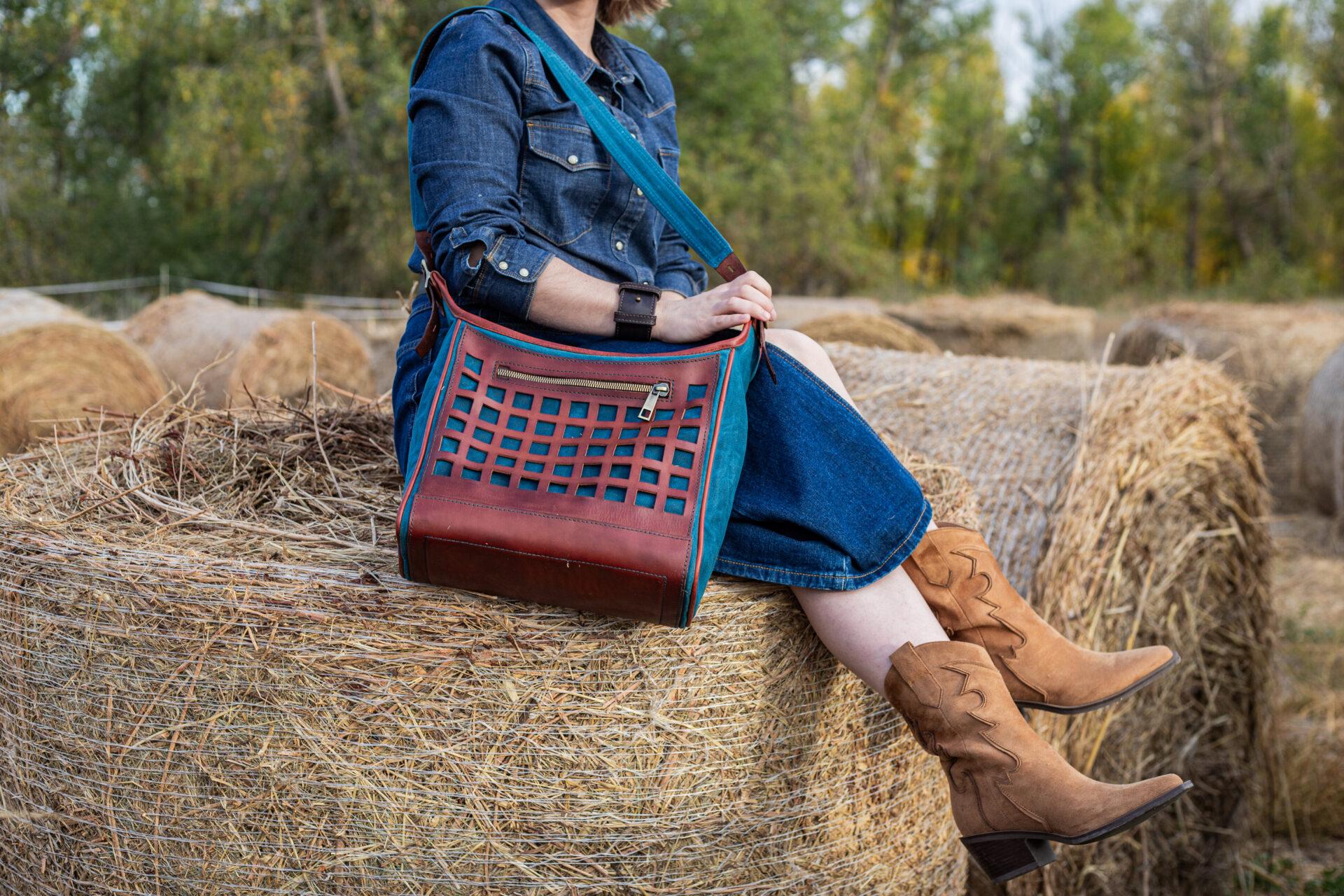 Сумка на плечо из кожи и канваса "Морская волна" Сумка на плечо из кожи и канваса «Морская волна»