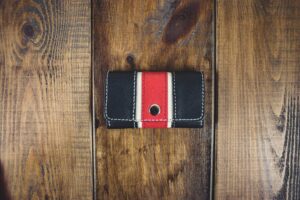 Визитница - картхолдер. Чёрное. Белое. Красное. Визитница — картхолдер. Чёрное. Белое. Красное.