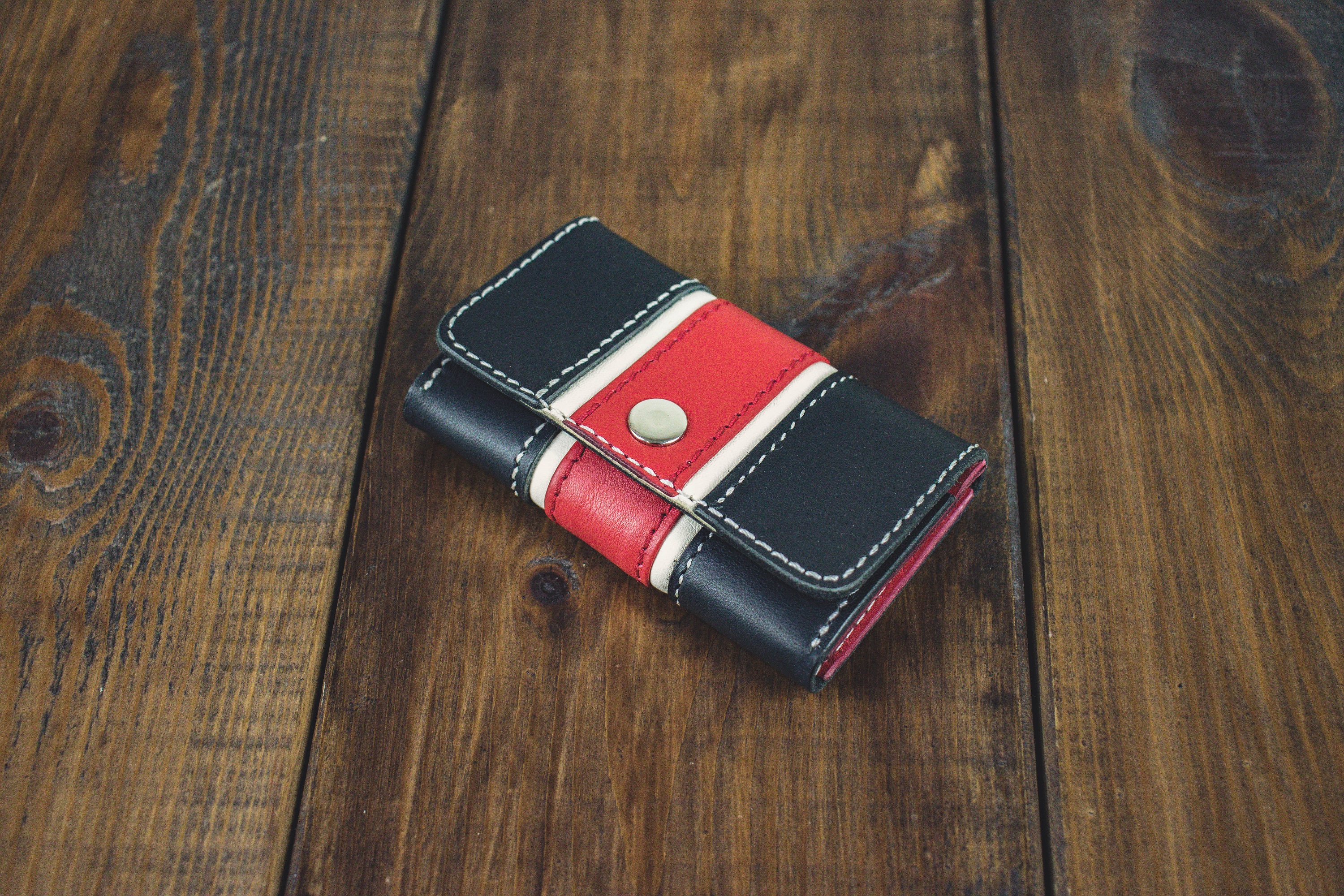 Визитница - картхолдер. Чёрное. Белое. Красное. Визитница — картхолдер. Чёрное. Белое. Красное.