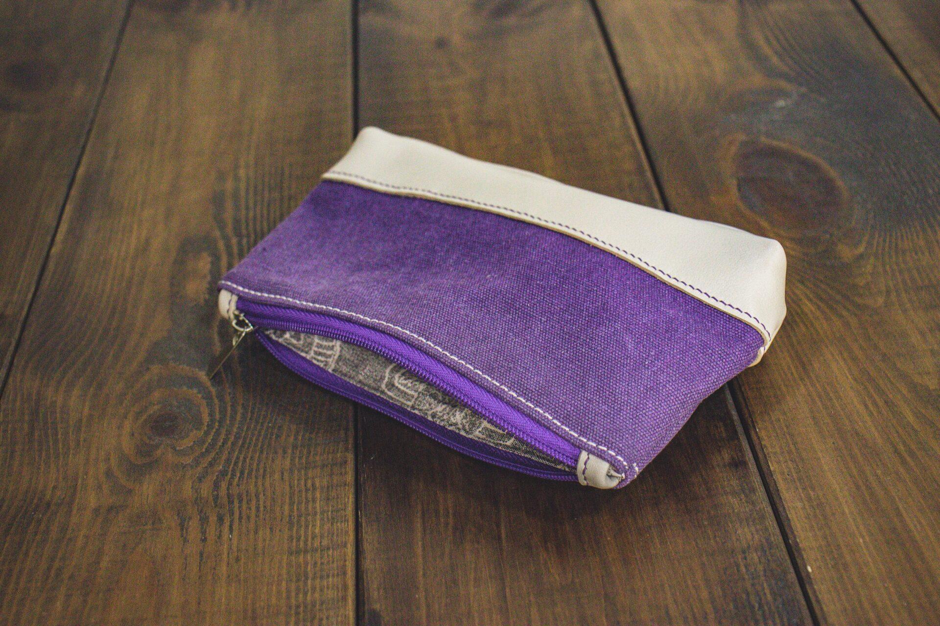 Косметичка из фиолетового канваса и молочной кожи Косметичка из фиолетового канваса и молочной кожи
