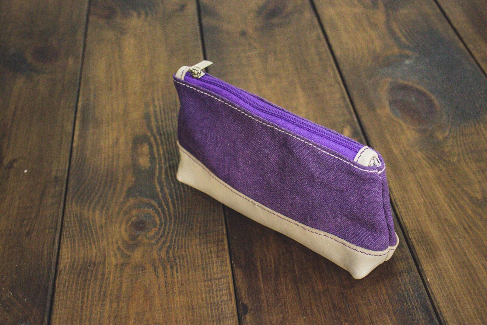 Косметичка из фиолетового канваса и молочной кожи Косметичка из фиолетового канваса и молочной кожи
