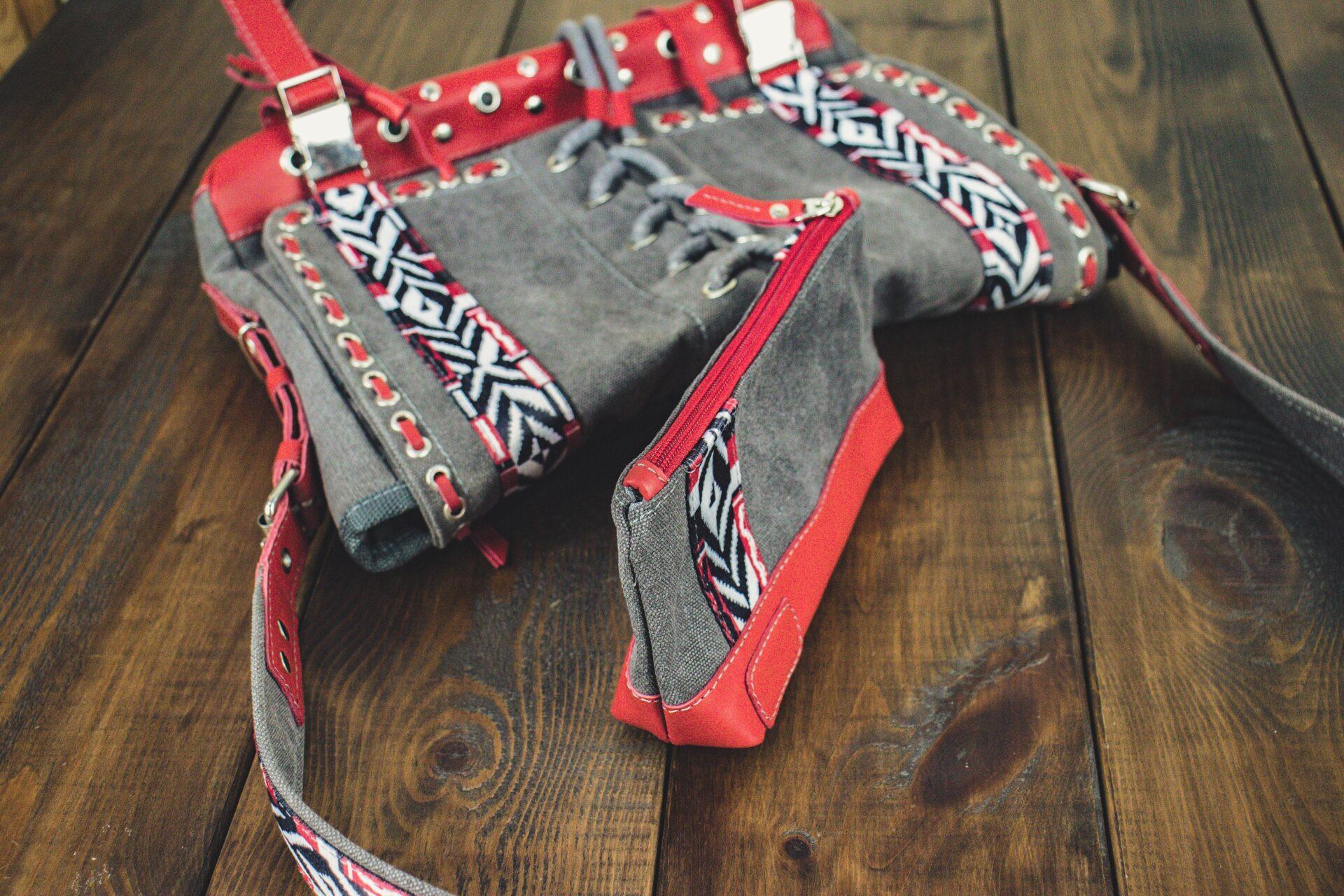 Набор аксессуаров: Сумка-мессенджер и косметичка Набор аксессуаров: Сумка-мессенджер и косметичка