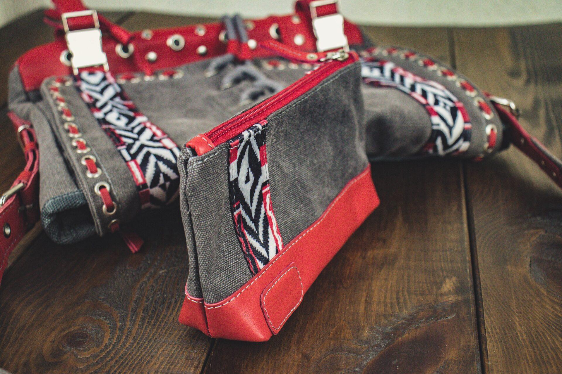 Набор аксессуаров: Сумка-мессенджер и косметичка Набор аксессуаров: Сумка-мессенджер и косметичка