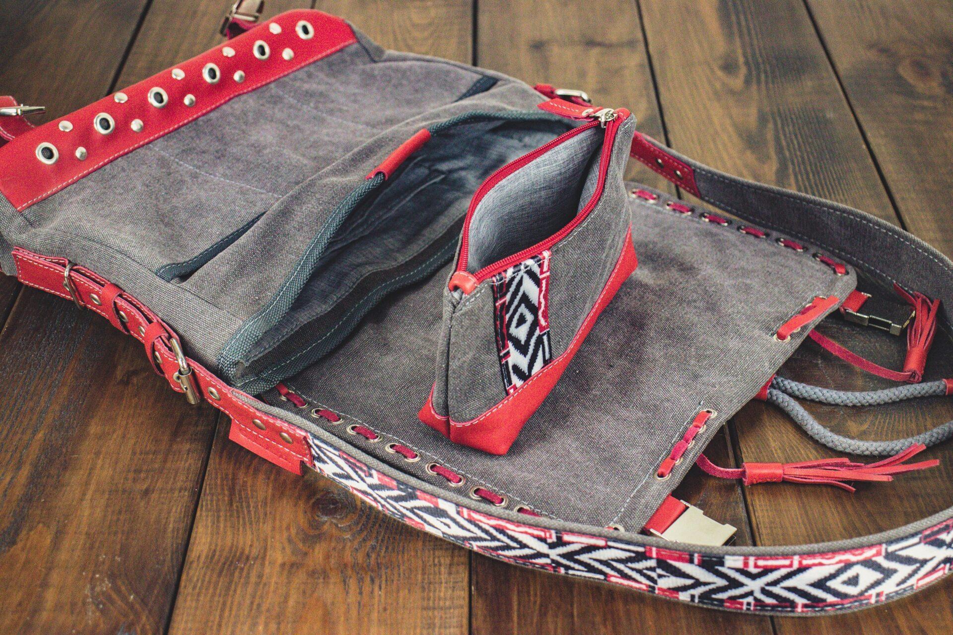 Набор аксессуаров: Сумка-мессенджер и косметичка Набор аксессуаров: Сумка-мессенджер и косметичка