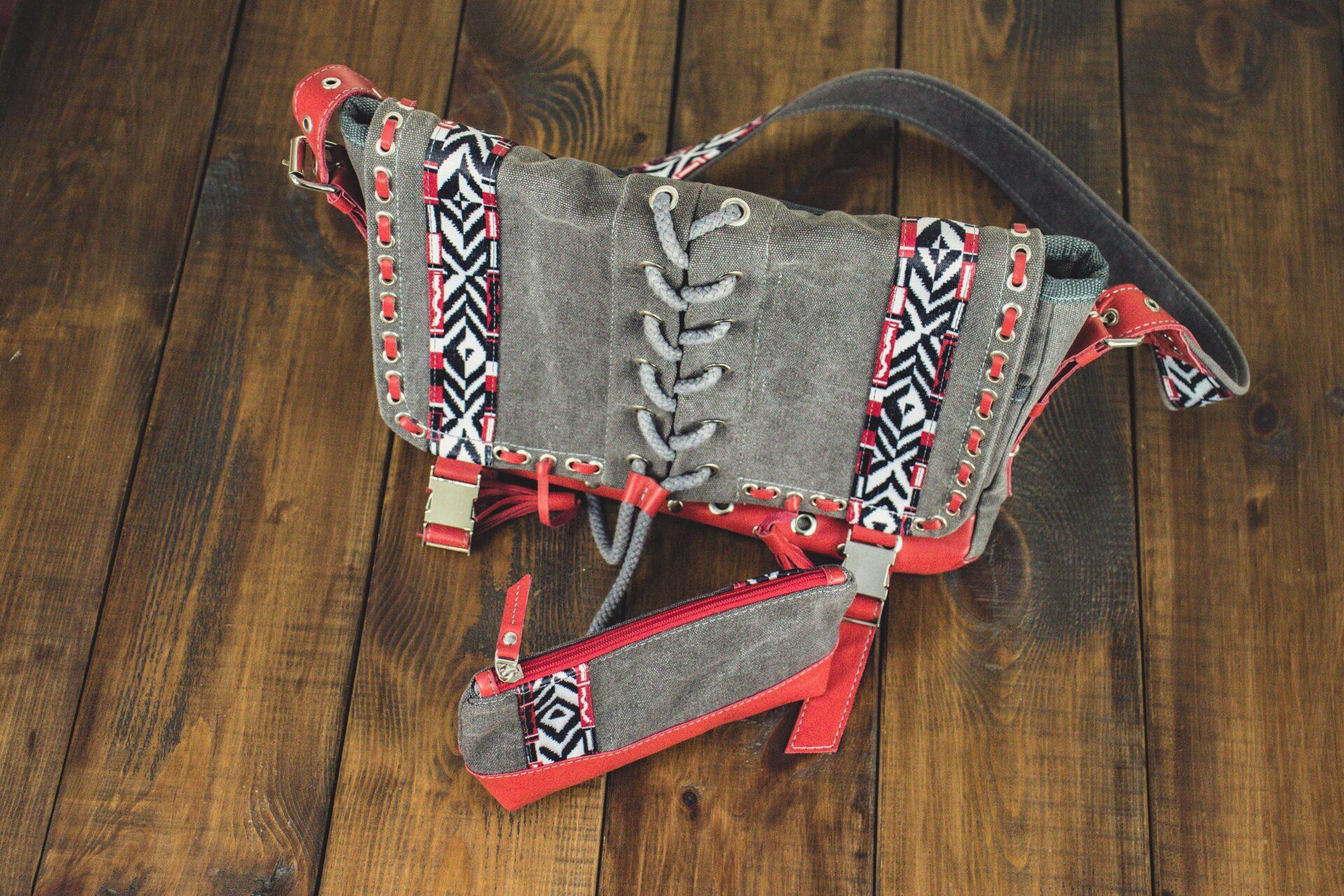 Набор аксессуаров: Сумка-мессенджер и косметичка Набор аксессуаров: Сумка-мессенджер и косметичка