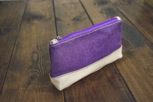 Косметичка из фиолетового канваса и молочной кожи Косметичка из фиолетового канваса и молочной кожи