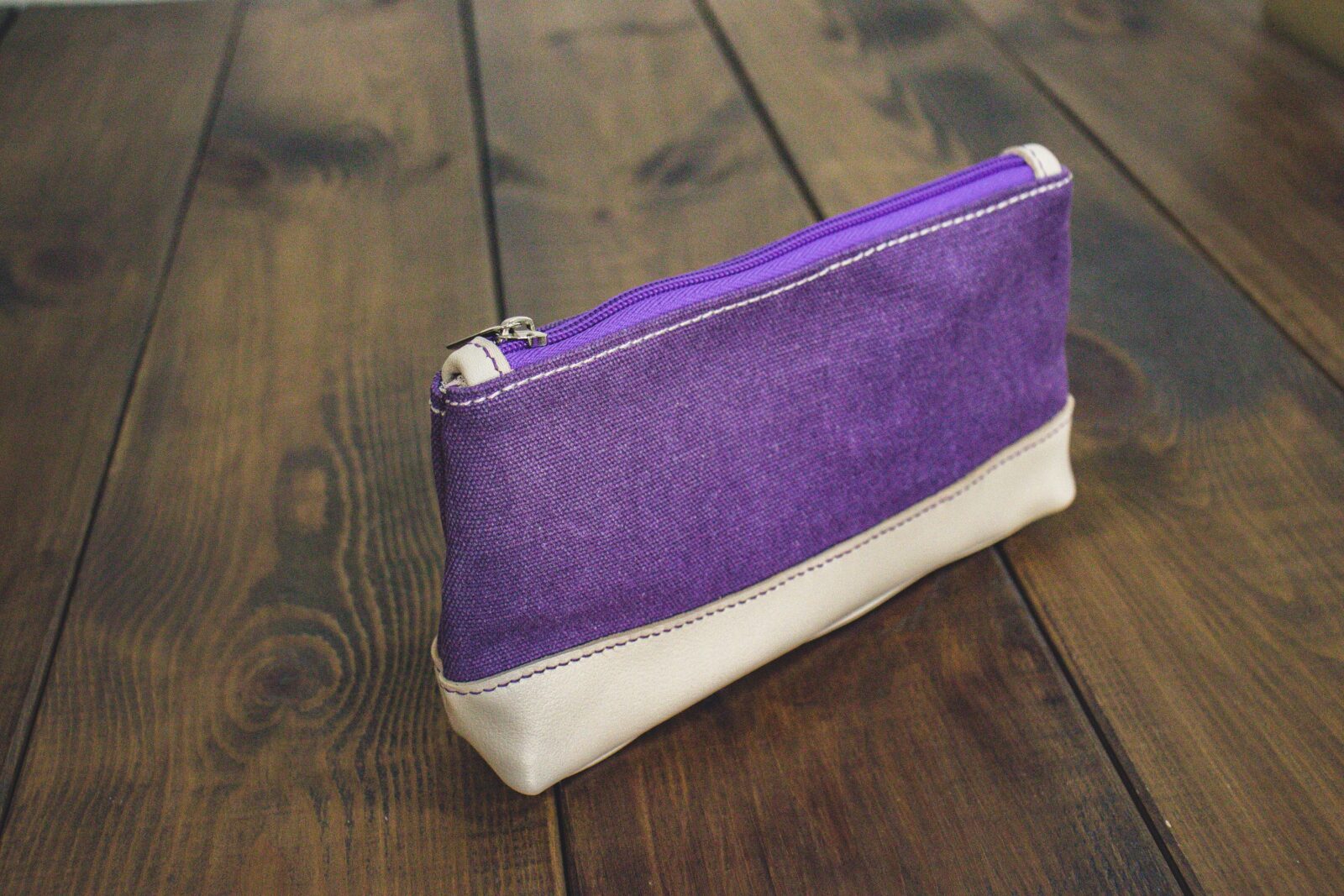 Косметичка из фиолетового канваса и молочной кожи Косметичка из фиолетового канваса и молочной кожи