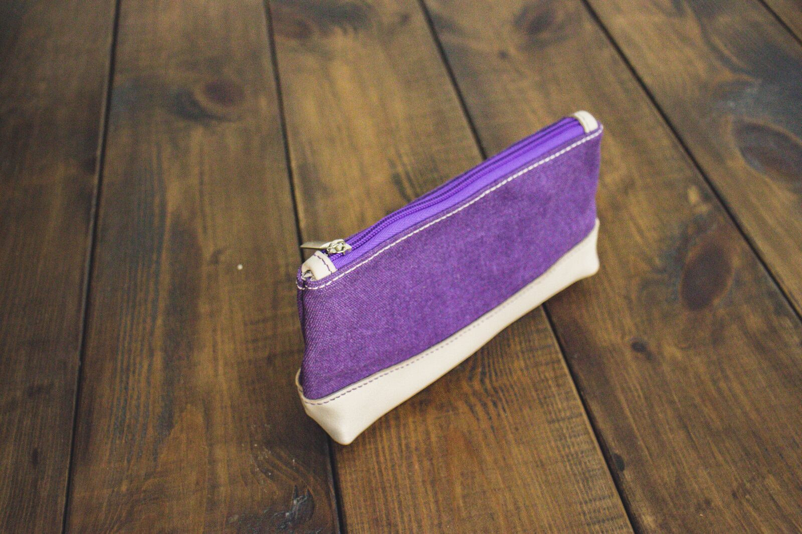 Косметичка из фиолетового канваса и молочной кожи Косметичка из фиолетового канваса и молочной кожи