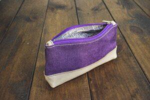Косметичка из фиолетового канваса и молочной кожи Косметичка из фиолетового канваса и молочной кожи