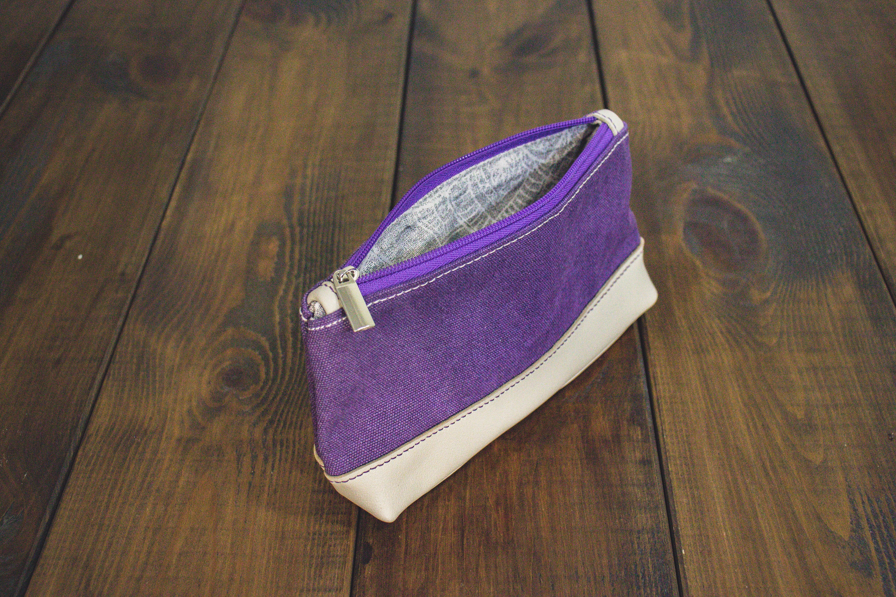 Косметичка из фиолетового канваса и молочной кожи Косметичка из фиолетового канваса и молочной кожи