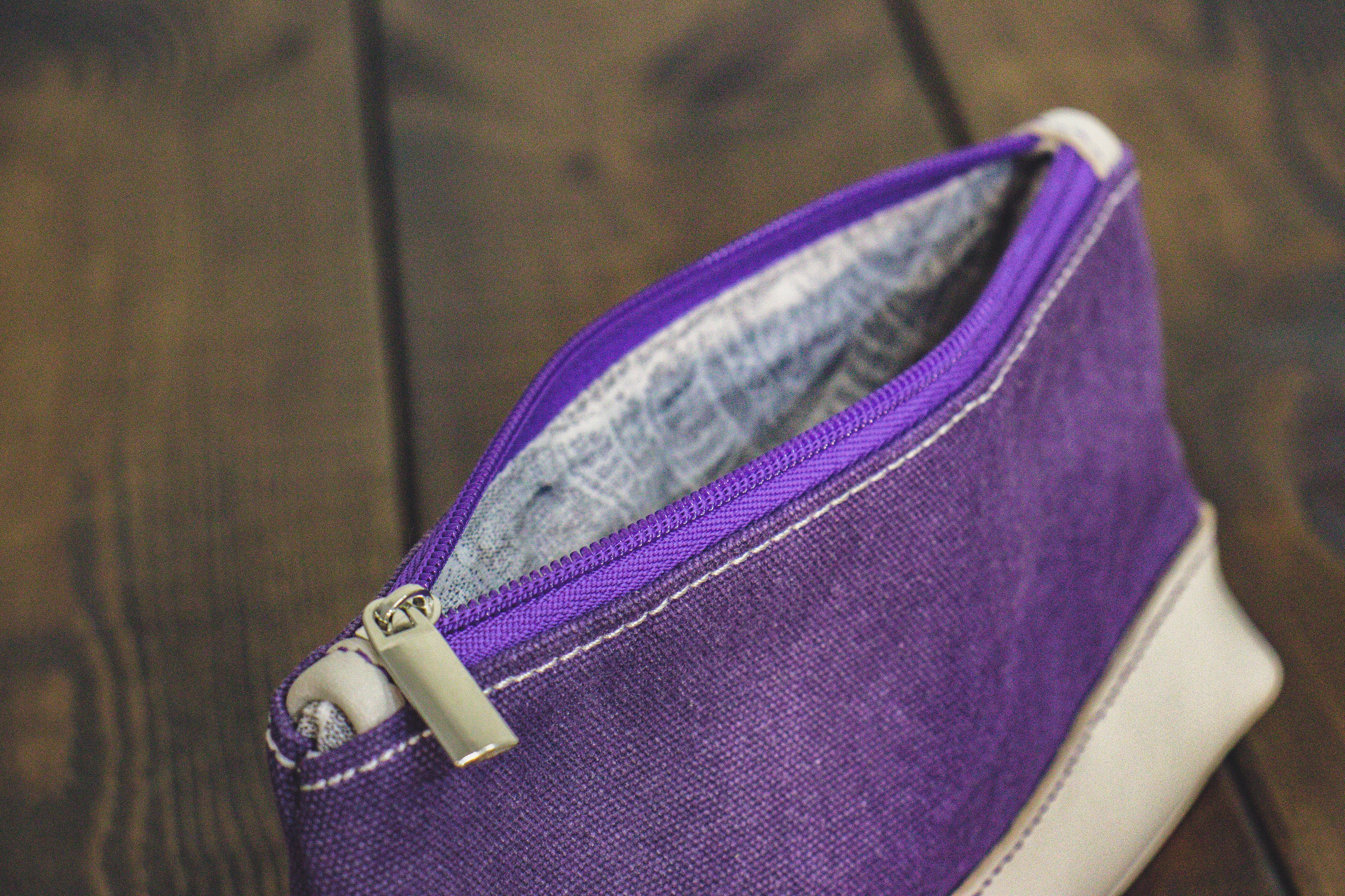 Косметичка из фиолетового канваса и молочной кожи Косметичка из фиолетового канваса и молочной кожи