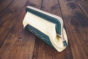 Косметичка-клатч «Бежево-зелёный Саквояжик» с фермуаром Косметичка-клатч «Бежево-зелёный Саквояжик» с фермуаром