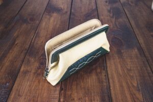 Косметичка-клатч «Бежево-зелёный Саквояжик» с фермуаром Косметичка-клатч «Бежево-зелёный Саквояжик» с фермуаром